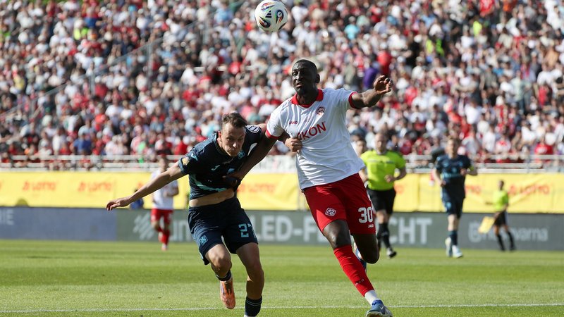 Manuel Pfeifer (TSV 1860 München) im Zweikampf mit Tarsis Bonga (FC Würzburger Kickers) | Bild: picture alliance / Frank Scheuring Manuel Pfeifer (TSV 1860 München) im Zweikampf mit Tarsis Bonga (FC Würzburger Kickers)
