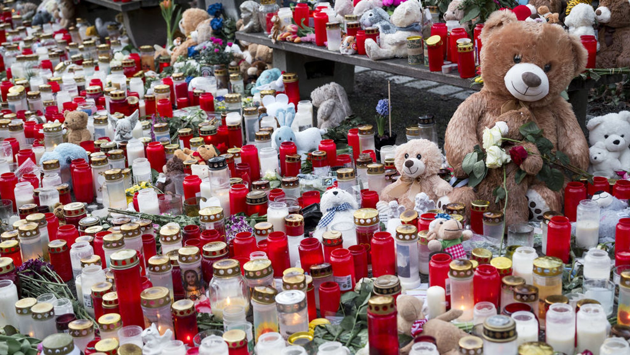 Gedenken nach Messerangriff in Aschaffenburg: "Herz statt Hetze"