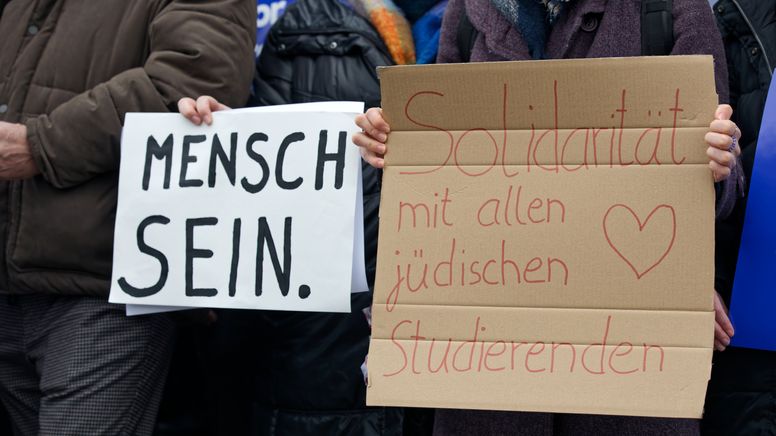 Demo-Plakate gegen Antisemitismus an Deutschlands Unis | Bild:picture alliance / Caro | Trappe