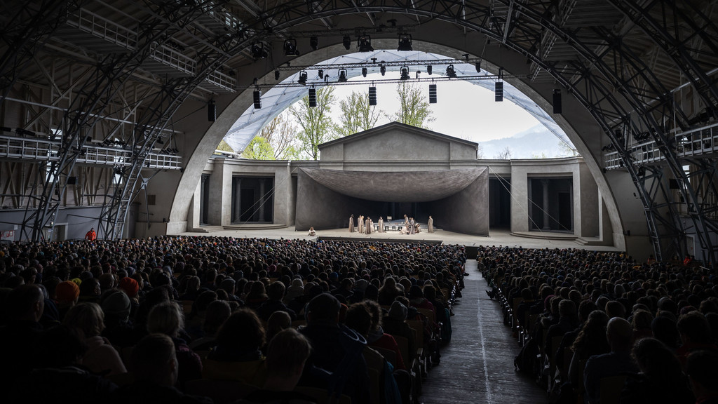 Blick ins Passionstheater in Oberammergau während einer Vorstellung.
