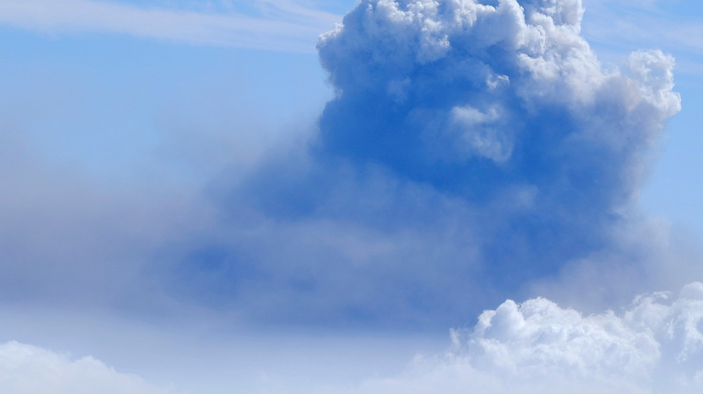 Dichter Rauch am Himmel über La Palma, wo ein Vulkan ausgebrochen ist.