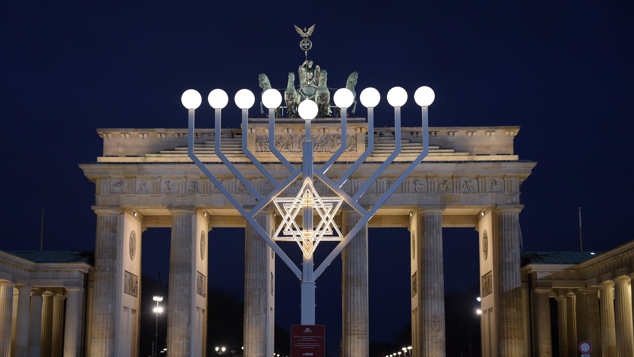 Die größte Chanukkia in Deutschland steht in Berlin am Brandenburger Tor. 