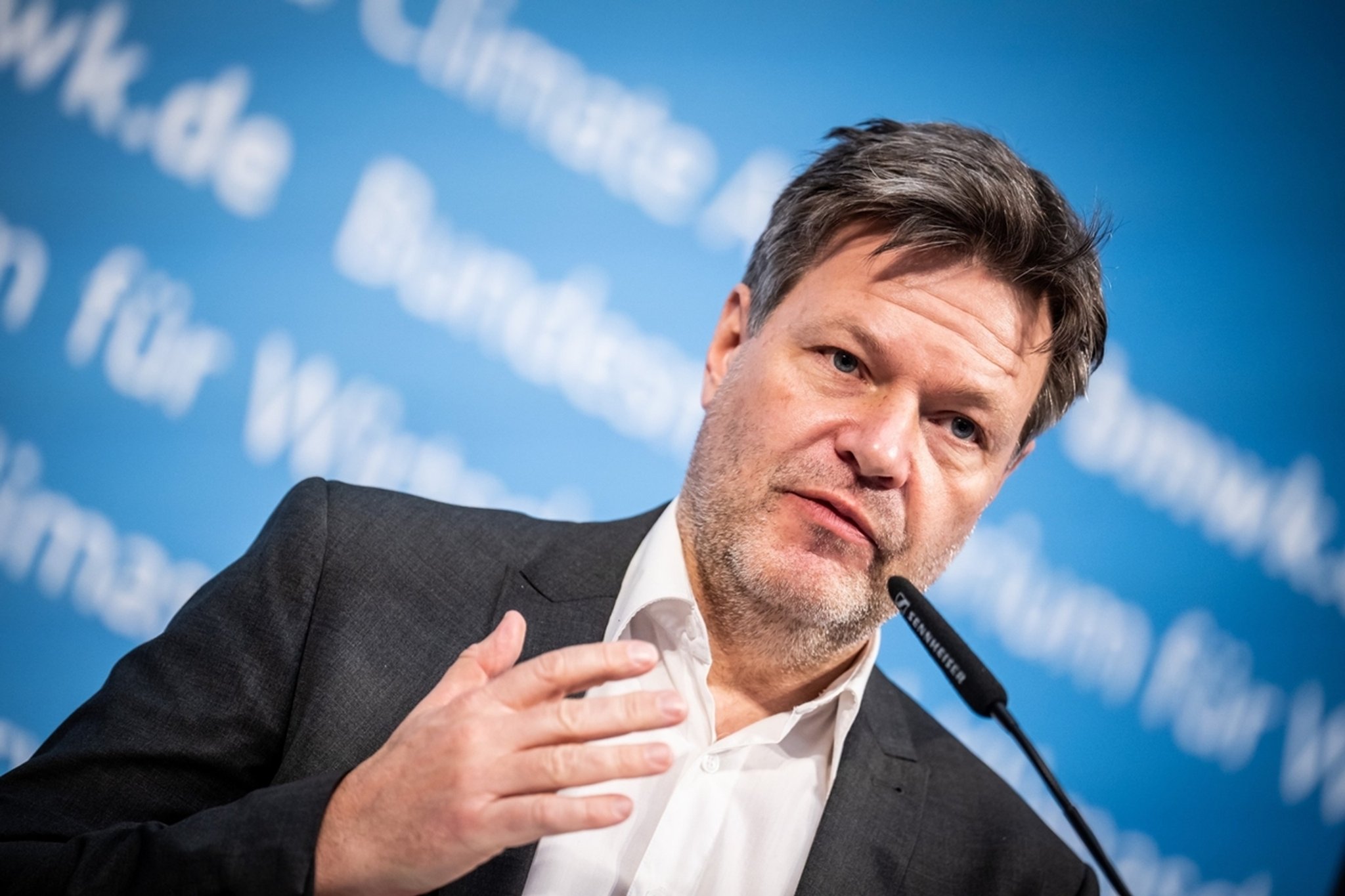 03.03.2022, Berlin: Robert Habeck (Bündnis 90/Die Grünen), Bundesminister für Wirtschaft und Klimaschutz, gibt eine Pressekonferenz. Er äußerte sich zu dem Auswirkungen der Russland Sanktionen auf die deutsche Wirtschaft. Foto: Michael Kappeler/dpa +++ dpa-Bildfunk +++