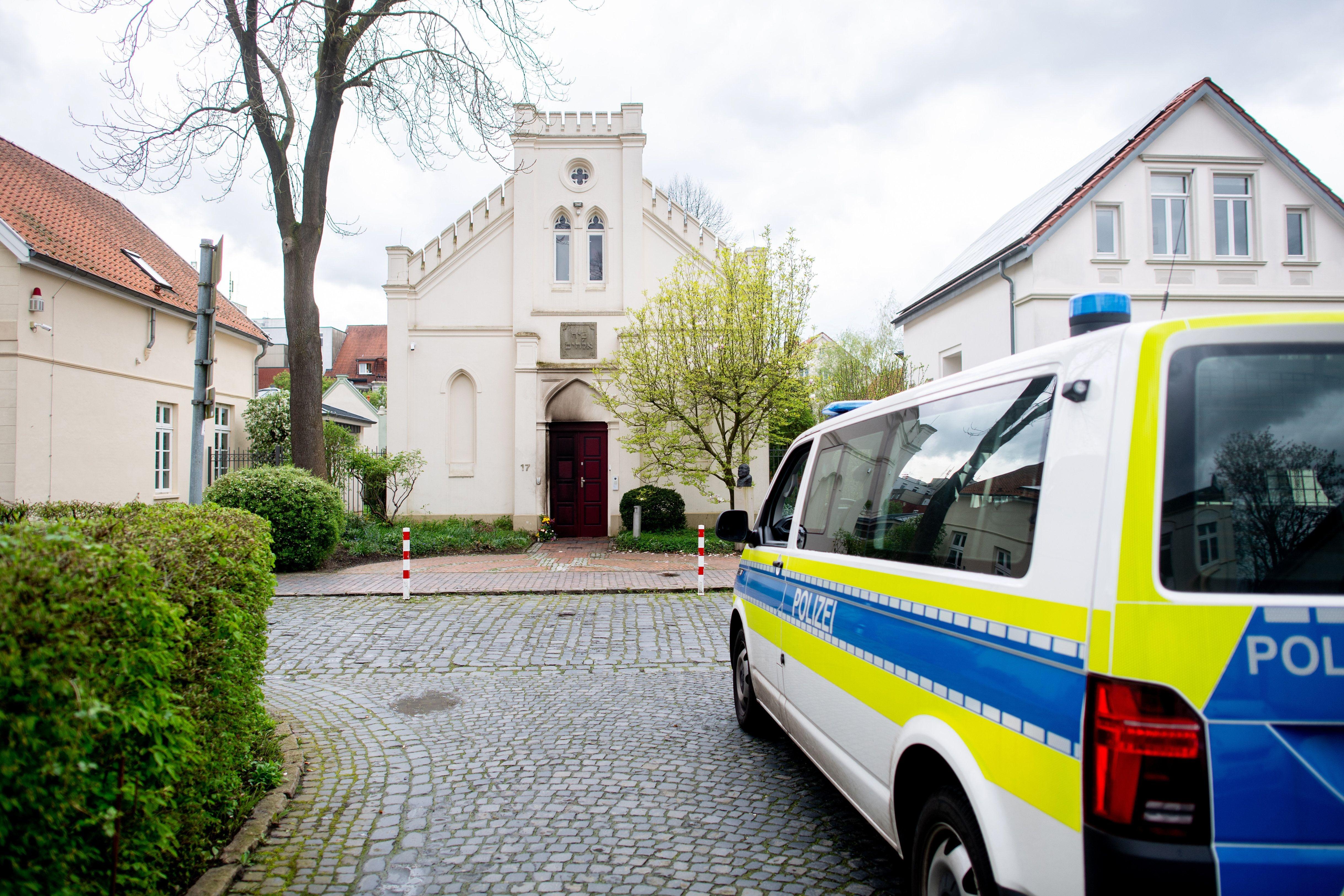 Ein Polizeiauto sichert den Eingang zu einer Synagoge.