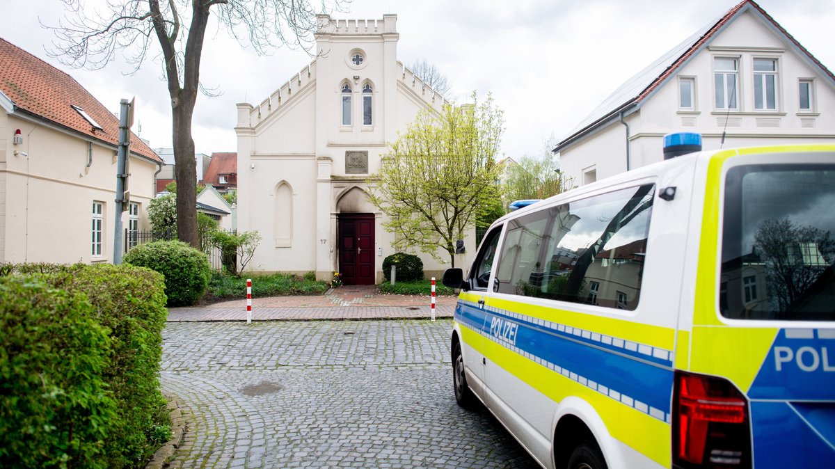 Ein Polizeiauto sichert den Eingang zu einer Synagoge.