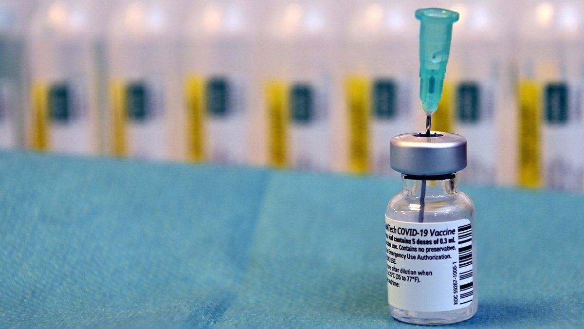 Spritzennadel in Impfstoff-Fläschchen