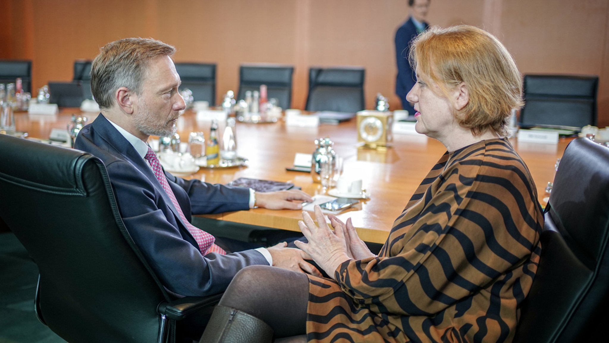 Christian Lindner (FDP), Bundesminister der Finanzen, und Lisa Paus (Bündnis 90/Die Grünen), Bundesministerin für Familie, Senioren, Frauen und Jugend, nehmen an der Sitzung des Bundeskabinetts im Bundeskanzleramt teil. 