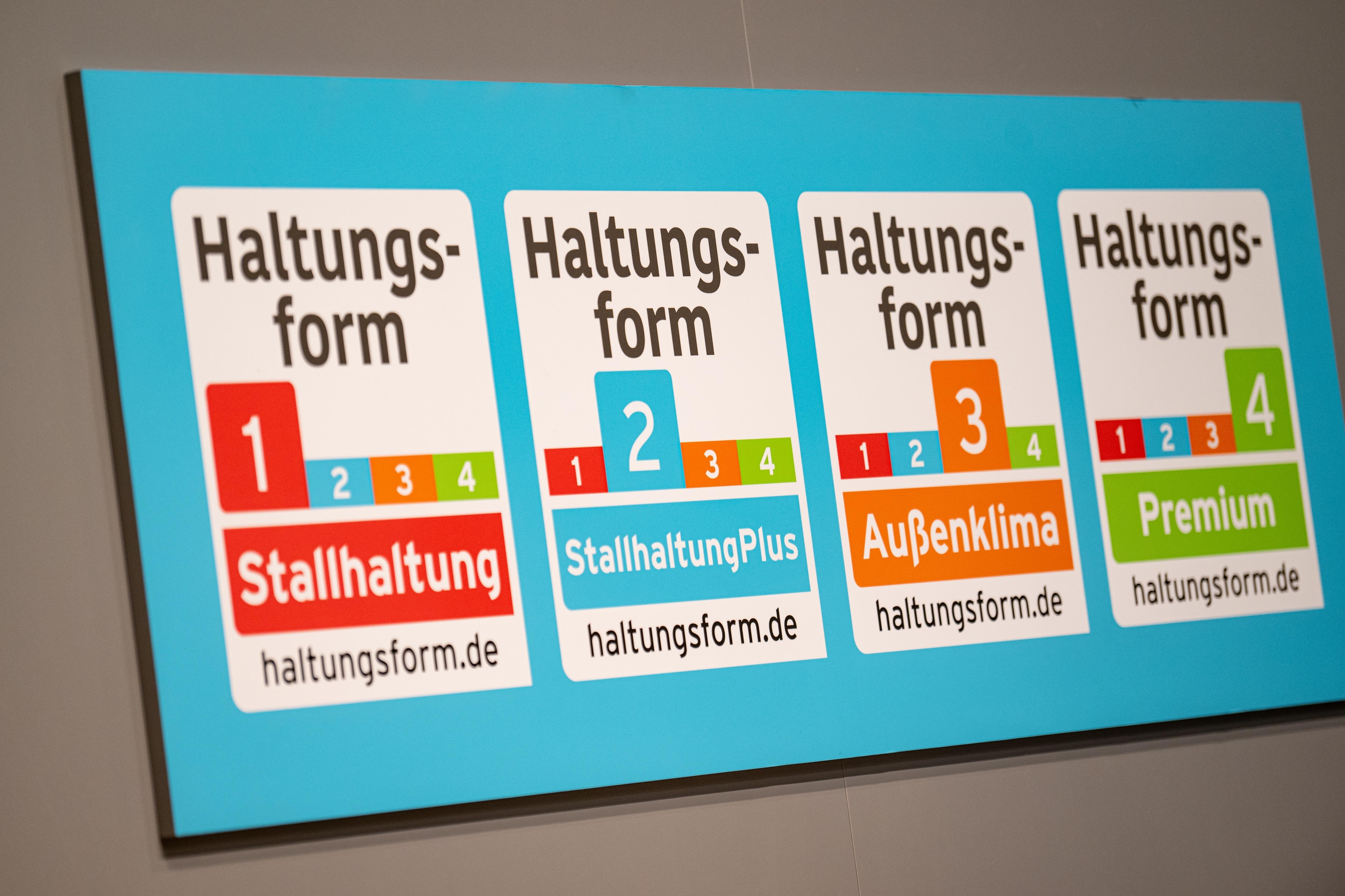 Siegel der Haltungsform stehen vor Beginn der Grünen Woche auf dem Stand der Initiative Tierwohl. 