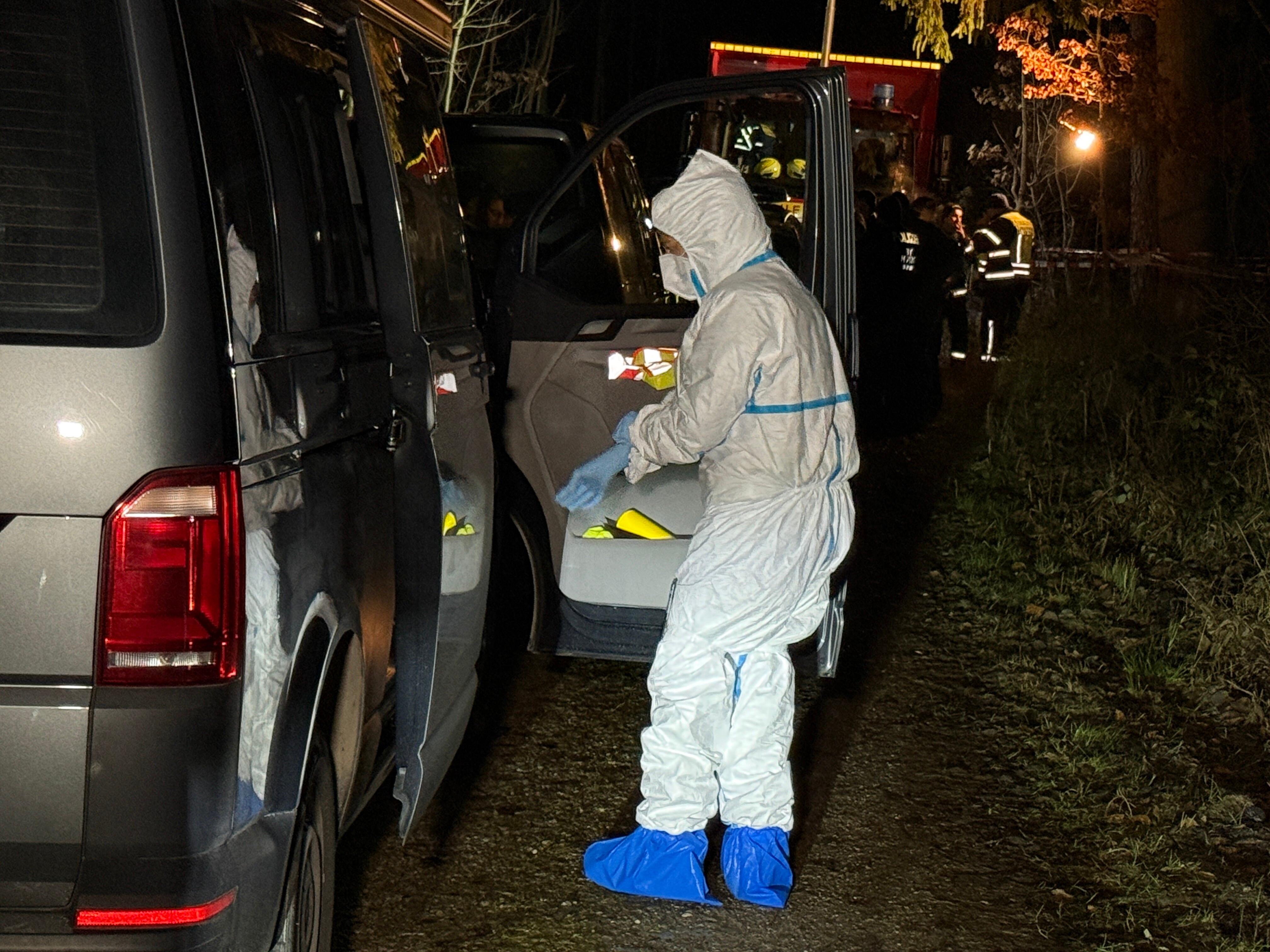 Spurensicherung nach dem Fund einer Frauenleiche im Forstenrieder Park in München 