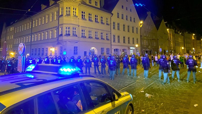 Nach der Krawallnacht am Wochenende verschärft die Stadt Augsburg die Sicherheitsmaßnahmen in der Innenstadt.