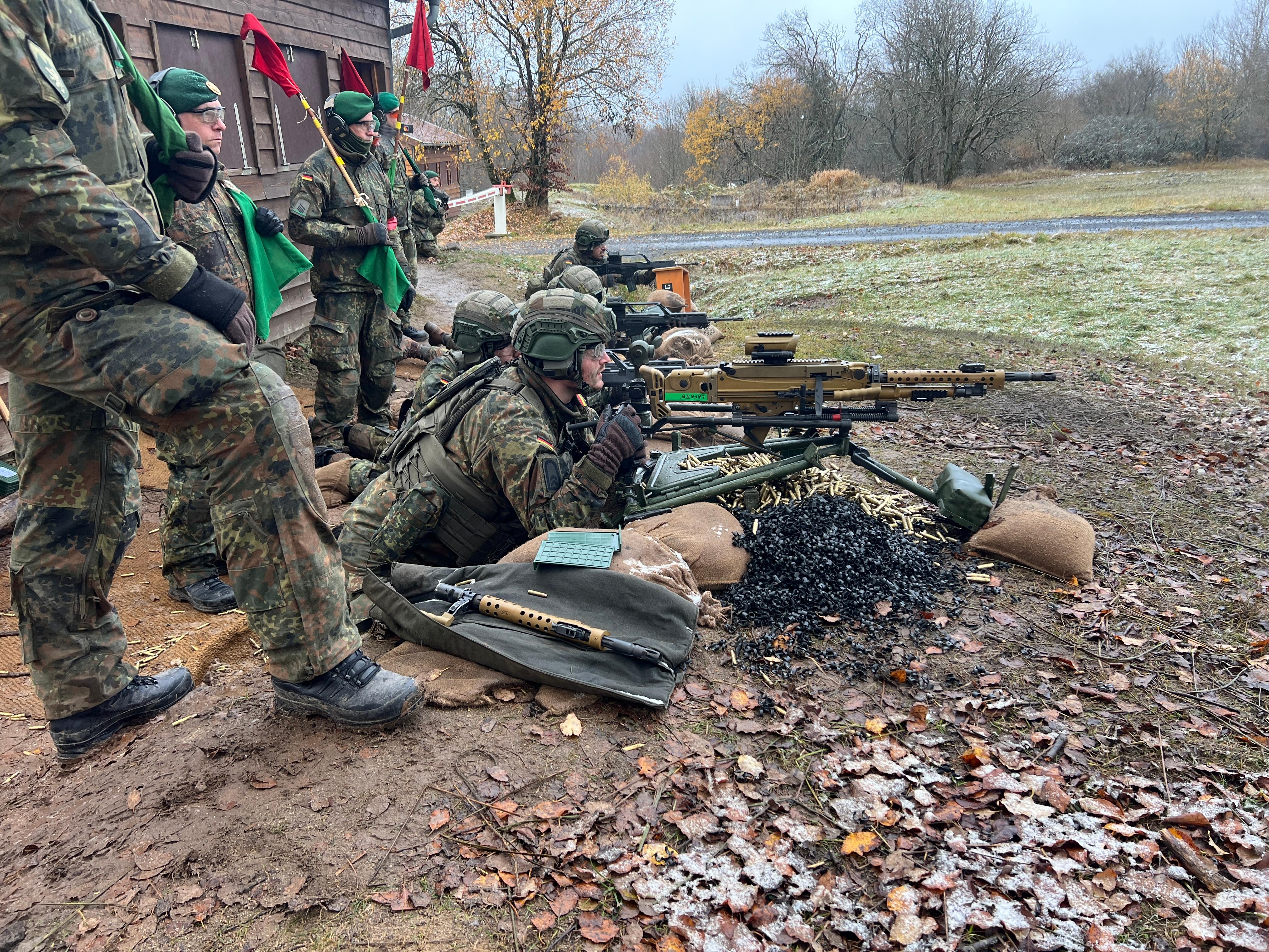 Reservisten des Sicherungsbataillons 10 üben das Schießen mit Maschinen- und Sturmgewehr auf dem Truppenübungsplatz in Wildflecken in der Rhön