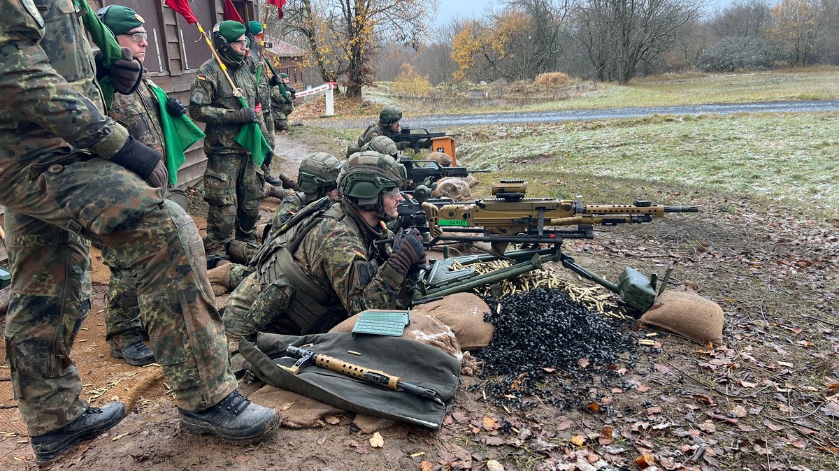 Reservisten des Sicherungsbataillons 10 üben das Schießen mit Maschinen- und Sturmgewehr auf dem Truppenübungsplatz in Wildflecken in der Rhön