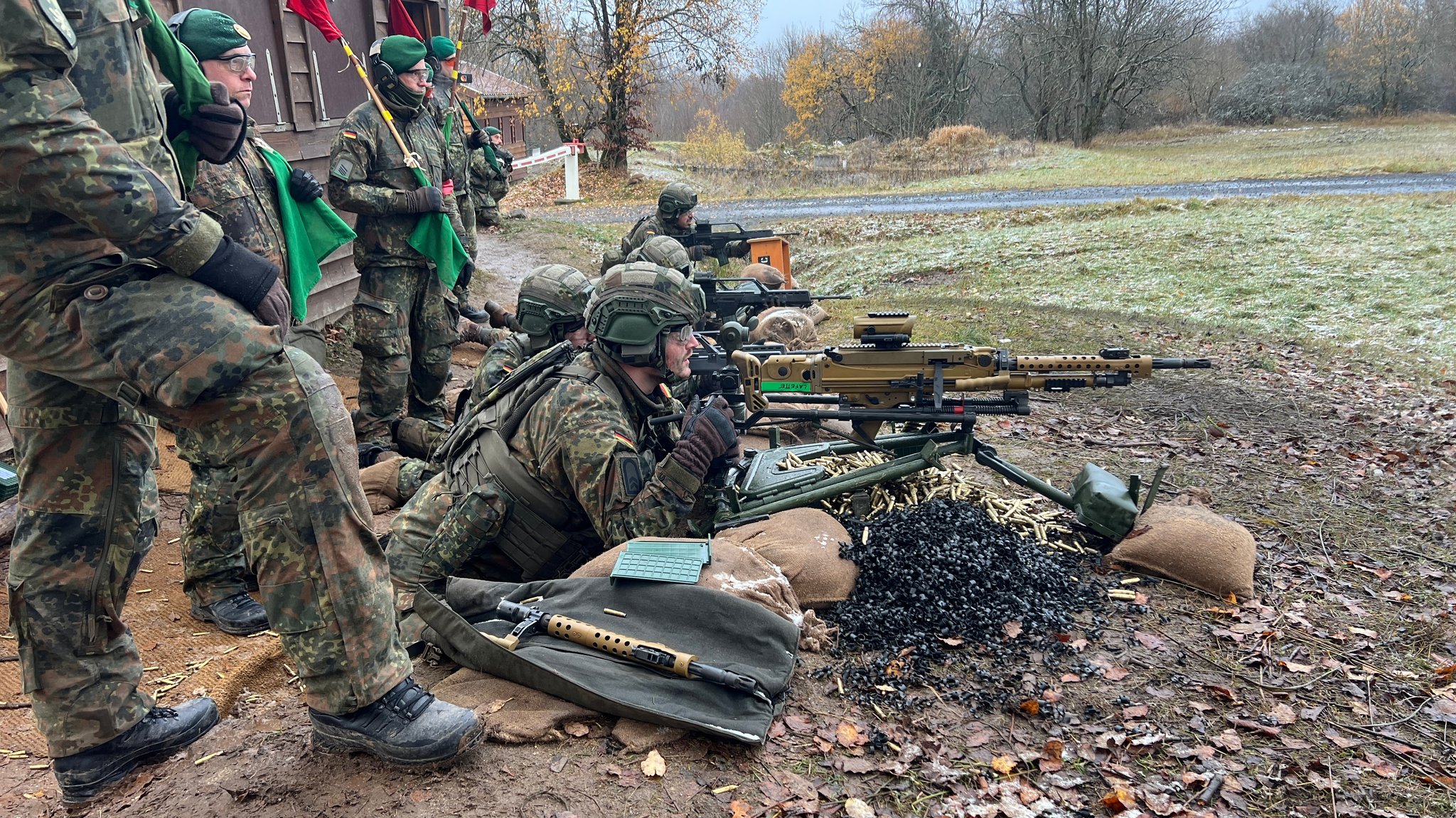 Reservisten des Sicherungsbataillons 10 üben das Schießen mit Maschinen- und Sturmgewehr auf dem Truppenübungsplatz in Wildflecken in der Rhön