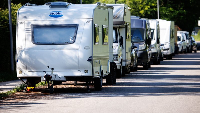Am Straßenrand geparkte Wohnwagen und Wohnmobile | Bild: picture alliance / dpa | Matthias Balk Am Straßenrand geparkte Wohnwagen und Wohnmobile