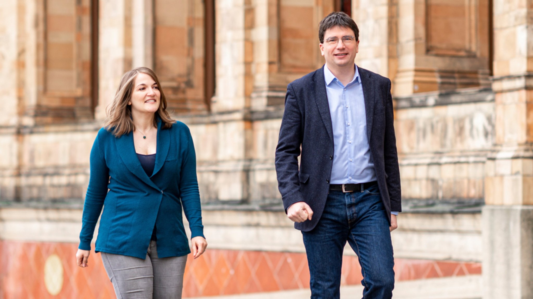 Ronja Endres und Florian von Brunn vor dem Bayerischen Landtag.