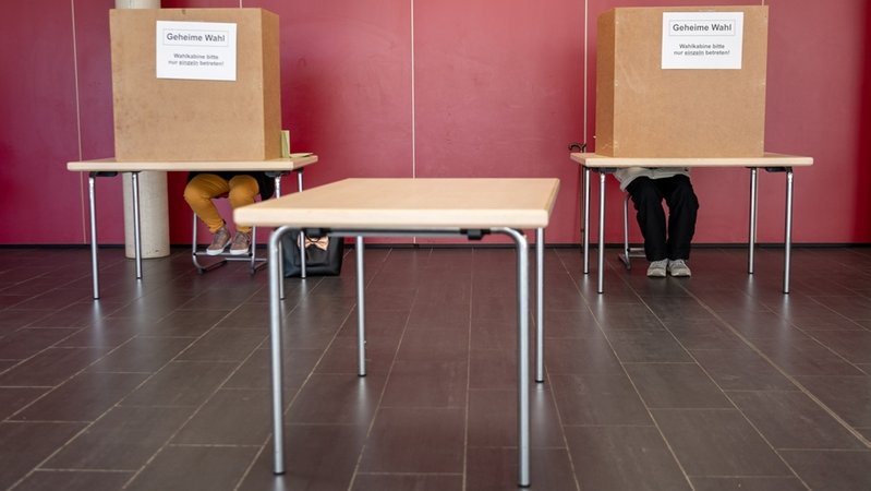 (Symbolbild) Menschen sitzen in Wahlkabinen | Bild: dpa-Bildfunk/Peter Kneffel (Symbolbild) Menschen sitzen in Wahlkabinen