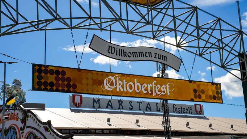 Oktoberfest öffnet wieder ab 17.30 Uhr | Bild: picture alliance / CHROMORANGE | Sandra Alkado Oktoberfest öffnet wieder ab 17.30 Uhr