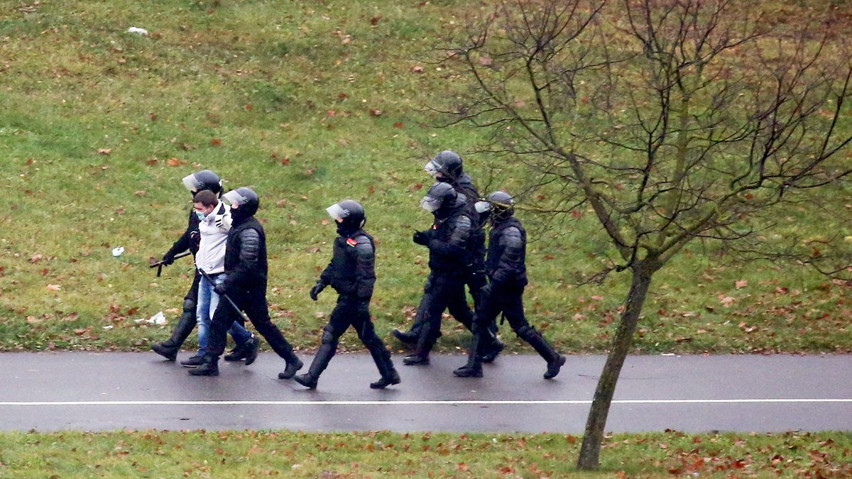 Belarussische Polizisten führen einen Demonstranten im Vorfeld der Präsidentschaftswahl im November 2020 ab.