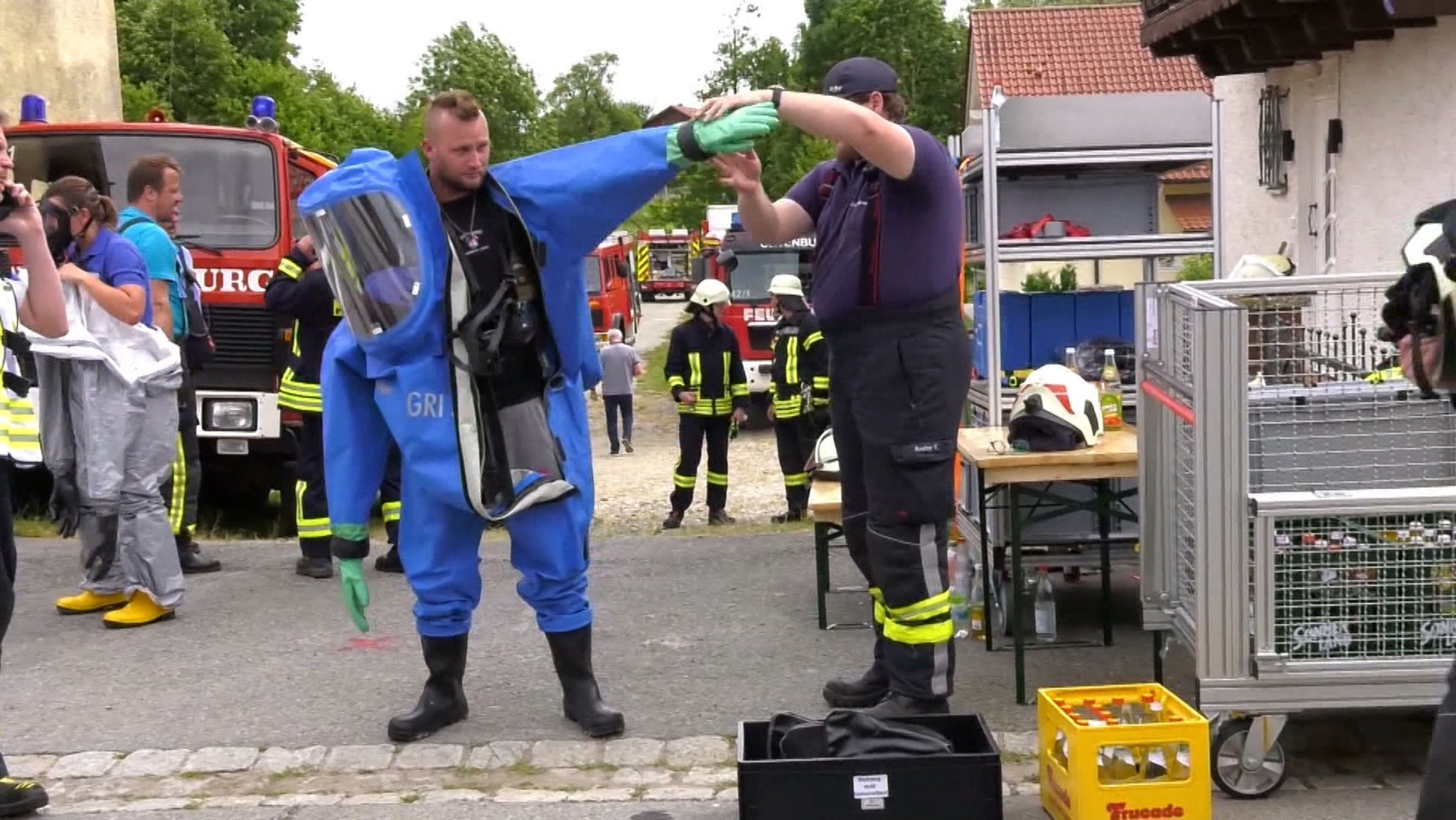 Nach dem Ammoniak-Austritt bei einem Futtermittelhersteller in Ortenburg, bei dem mehrere Menschen verletzt wurden, ist die Gefahrenmeldung mittlerweile wieder vollständig aufgehoben worden. Jetzt läuft die Suche nach der Ursache.