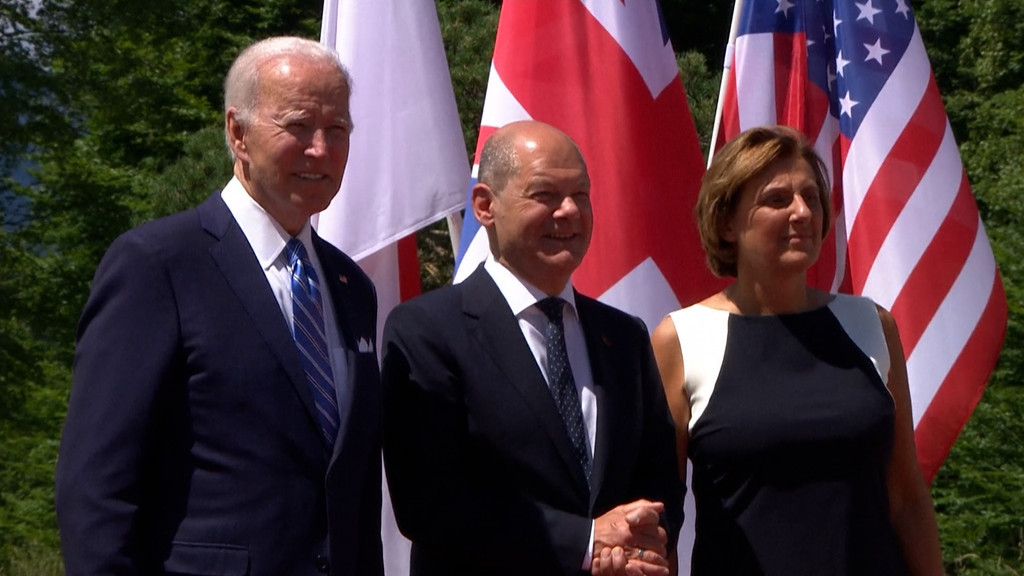 Am Sonntagmittag ist der G7-Gipfel auf Schloss Elmau offiziell gestartet. Olaf Scholz und seine Ehefrau begrüßten die Teilnehmer.