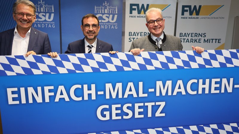 Thomas Karmasin, Klaus Holetschek, Florian Streibl halten ein Schild mit der Aufschrift: "Einfach-ma-machen-Gesetz" | Bild: CSU Thomas Karmasin, Klaus Holetschek, Florian Streibl halten ein Schild mit der Aufschrift: "Einfach-ma-machen-Gesetz"