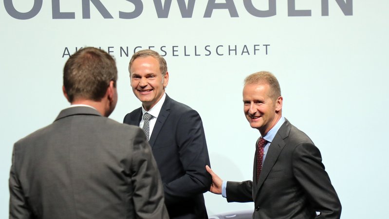 Der derzeitige Porsche-Chef Oliver Blume (Mitte) und der nun scheidende VW-Chef Herbert Diess (rechts) auf einem Archivbild vom Mai 2018.