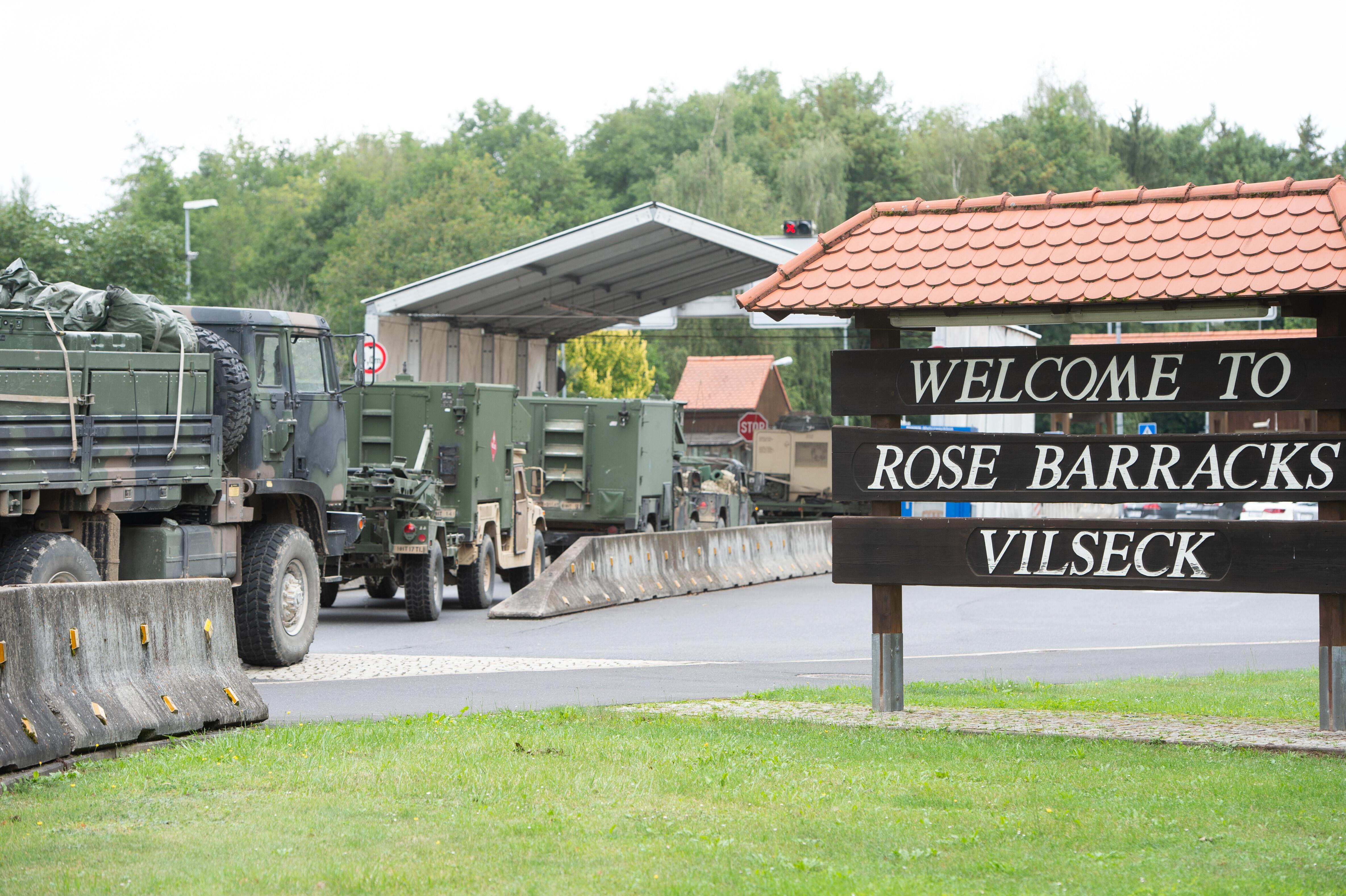 Archivbild: Ein Militärkonvoi fährt durch den Eingang der Rose Barracks in Vilseck auf den Truppenübungsplatz Grafenwöhr. 