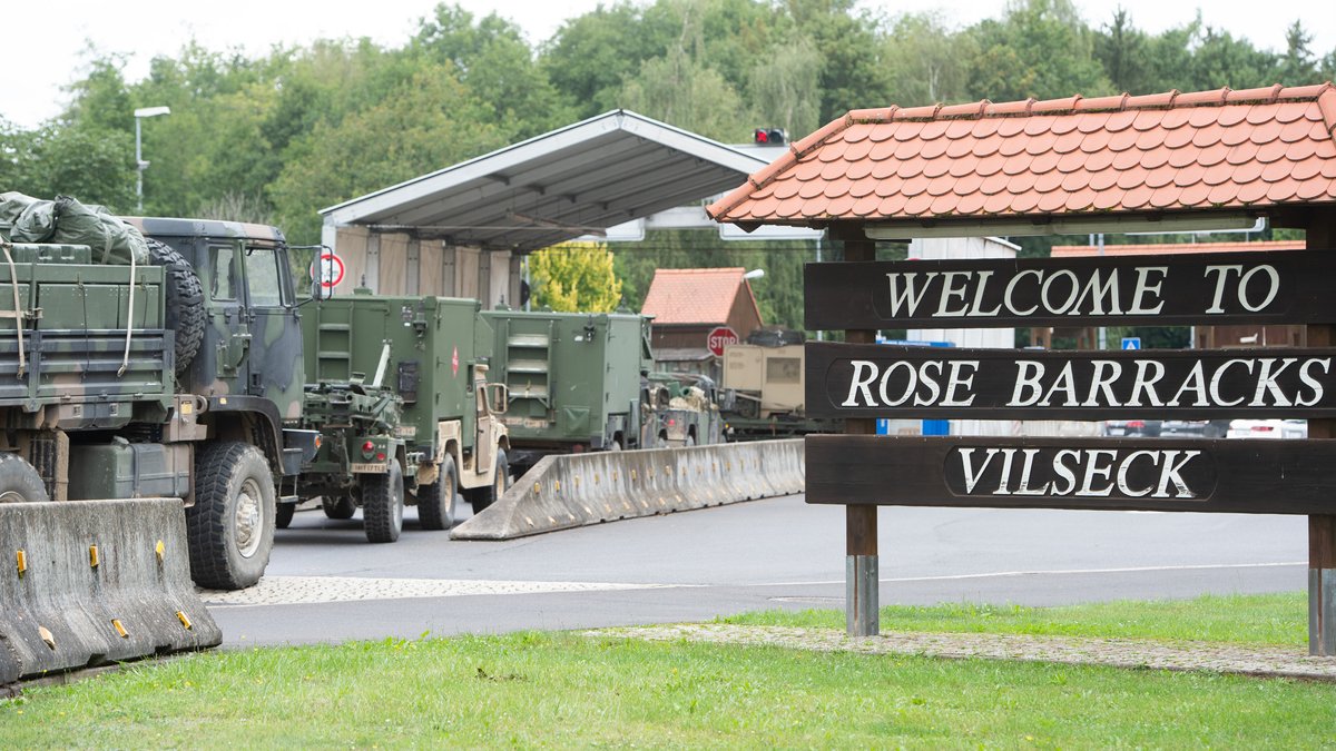 Archivbild: Ein Militärkonvoi fährt durch den Eingang der Rose Barracks in Vilseck auf den Truppenübungsplatz Grafenwöhr. 