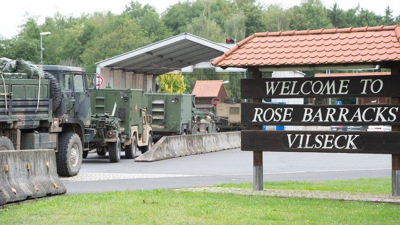 Archivbild: Ein Militärkonvoi fährt durch den Eingang der Rose Barracks in Vilseck auf den Truppenübungsplatz Grafenwöhr. | Bild: picture alliance/dpa | Timm Schamberger Archivbild: Ein Militärkonvoi fährt durch den Eingang der Rose Barracks in Vilseck auf den Truppenübungsplatz Grafenwöhr.
