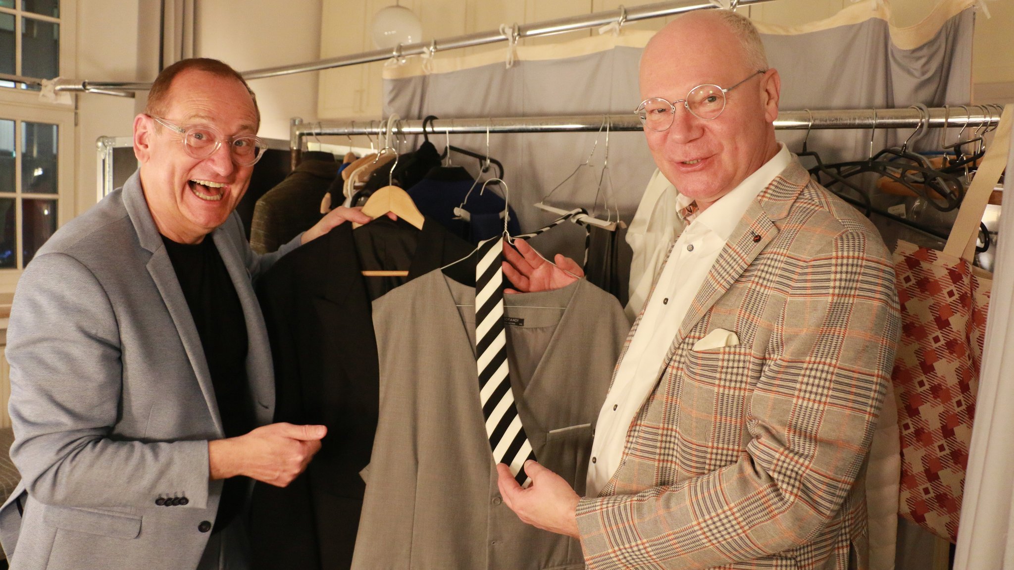 Die beiden Schauspieler in der Garderobe der Komödie im Bayerischen Hof