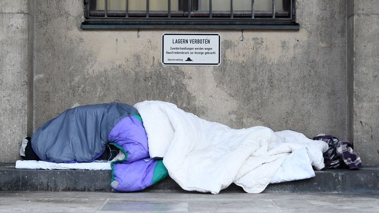 Obdachloser Mensch schläft auf der Straße | Bild:dpa-Bildfunk/Tobias Hase