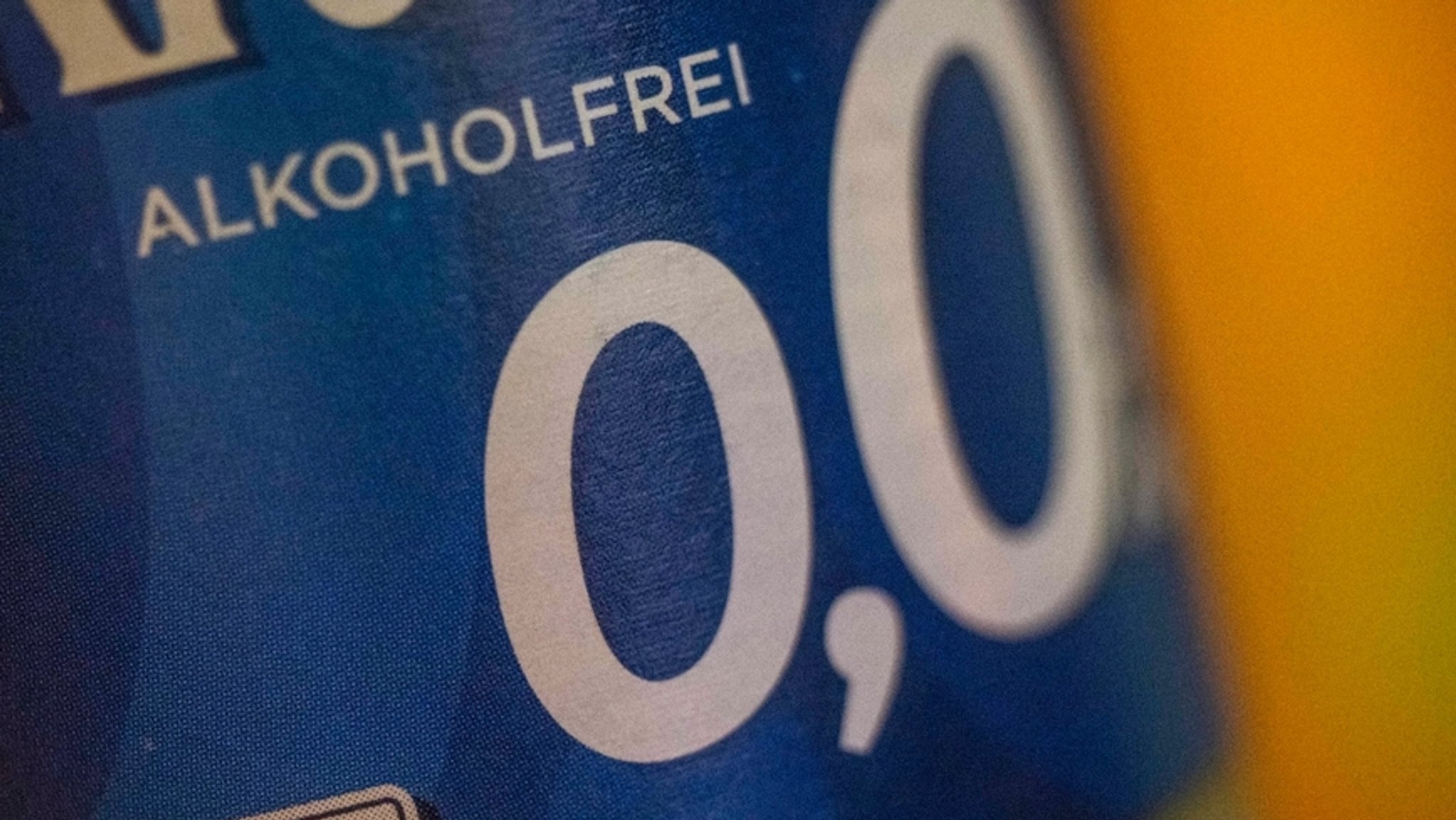 Eine Flasche alkoholfreies Bier trägt die Aufschrift "alkoholfrei"