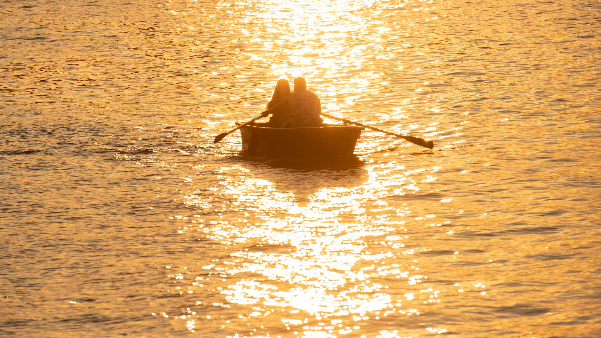 Mann und Frau in Ruderboot