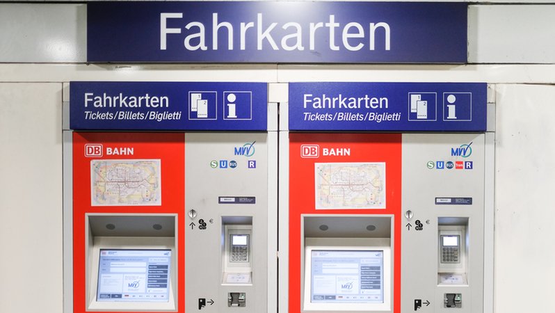 Die Deutsche Bahn erhöht einige Ticketpreise. | Bild: BR/Johanna Schlüter Die Deutsche Bahn erhöht einige Ticketpreise.