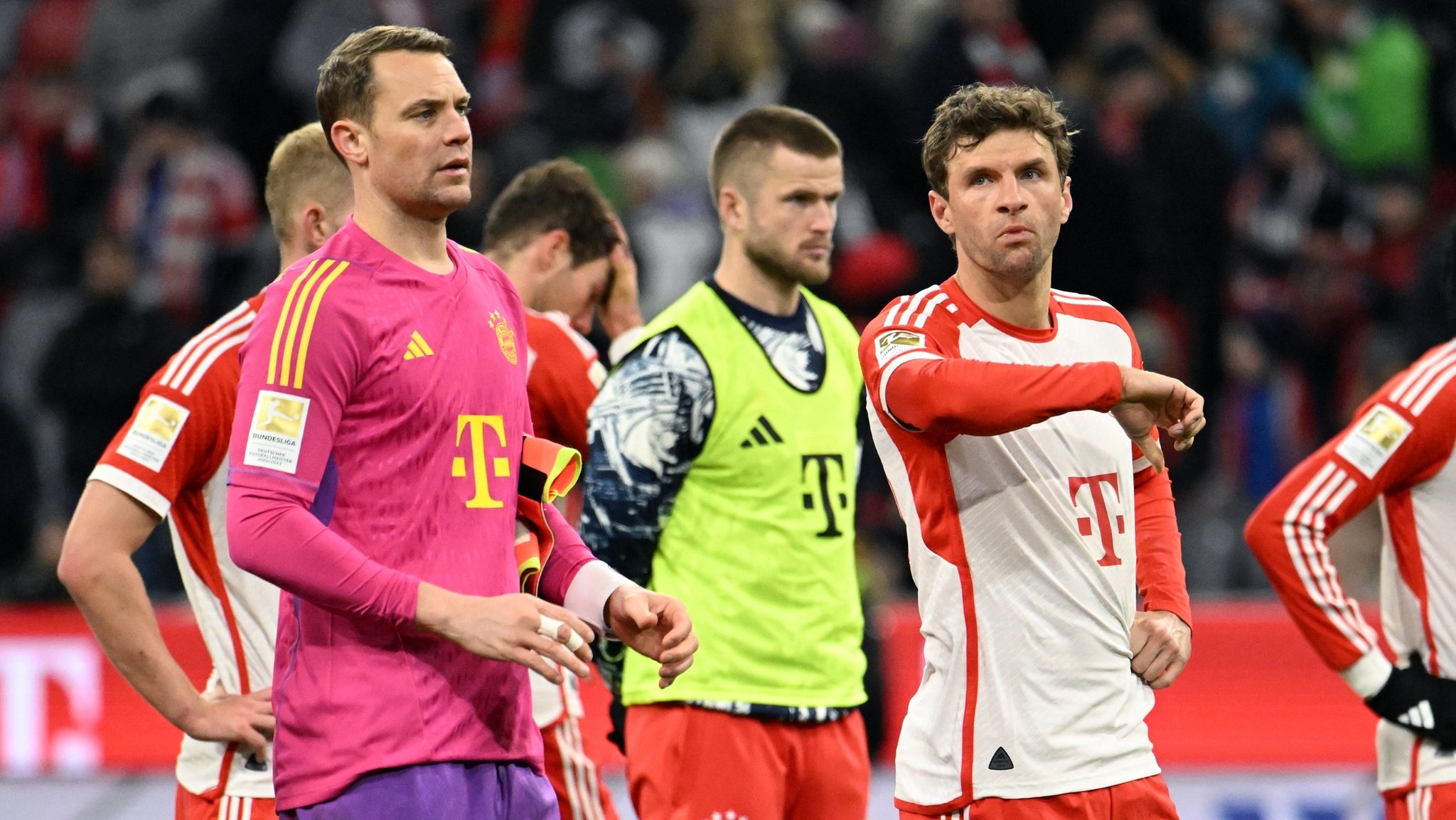 21.01.2024, Bayern, München: Fußball, Bundesliga, FC Bayern München - Werder Bremen, 18. Spieltag, Allianz Arena. Bayerns Torhüter Manuel Neuer (l-r), Bayerns Eric Dier und Bayerns Thomas Müller stehen nach dem Spiel enttäuscht auf dem Platz. WICHTIGER HINWEIS: Gemäß den Vorgaben der DFL Deutsche Fußball Liga bzw. des DFB Deutscher Fußball-Bund ist es untersagt, in dem Stadion und/oder vom Spiel angefertigte Fotoaufnahmen in Form von Sequenzbildern und/oder videoähnlichen Fotostrecken zu verwerten bzw. verwerten zu lassen. Foto: Lukas Barth/dpa +++ dpa-Bildfunk +++