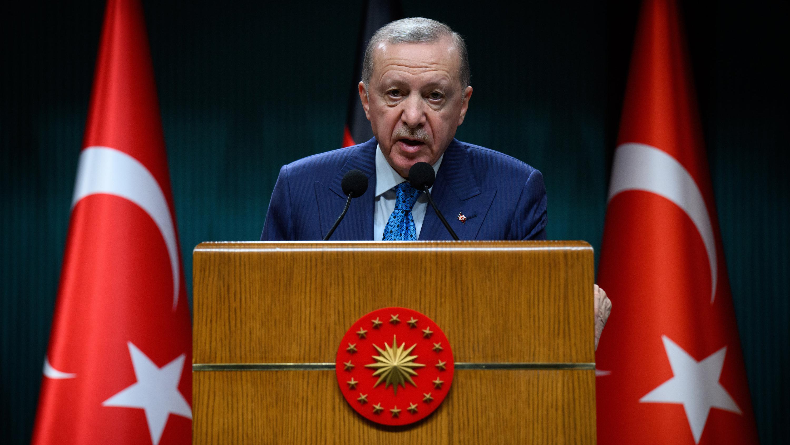 ARCHIV - 05.02.2025, Türkei, Ankara: Recep Tayyip Erdogan, Präsident der Türkei, äußert sich bei einer Pressekonferenz mit Bundespräsident Steinmeier nach einem Gespräch im Präsidentenpalast.  (zu dpa: «Erdogan-Rivale muss in U-Haft · mehr Proteste erwartet») Foto: Bernd von Jutrczenka/dpa +++ dpa-Bildfunk +++