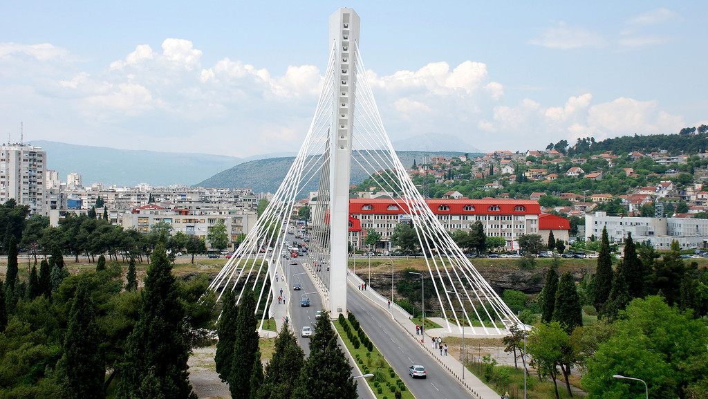Montenegro - Hauptstadt: Podgorica - Einwohner: 625.266 (2011) - Amtssprachen: Montenegrinisch Währung: Euro (EUR) unilateral bestimmt
