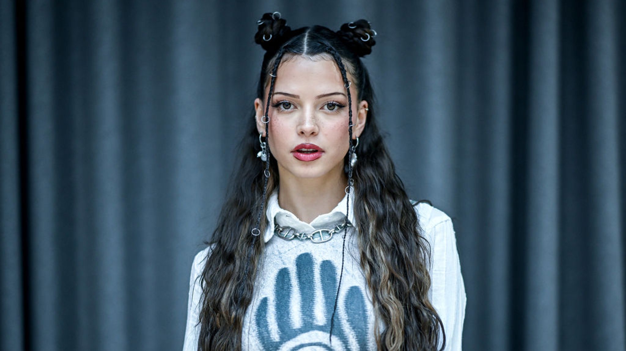 16.09.2025, Berlin: Nina Chuba, Musikerin, am Rande eines dpa-Interviews. (zu dpa: «Neues Album von Nina Chuba: «Bin erwachsener geworden»») Foto: Britta Pedersen/dpa +++ dpa-Bildfunk +++ | Bild: dpa-Bildfunk/Britta Pedersen 16.09.2025, Berlin: Nina Chuba, Musikerin, am Rande eines dpa-Interviews. (zu dpa: «Neues Album von Nina Chuba: «Bin erwachsener geworden»») Foto: Britta Pedersen/dpa +++ dpa-Bildfunk +++