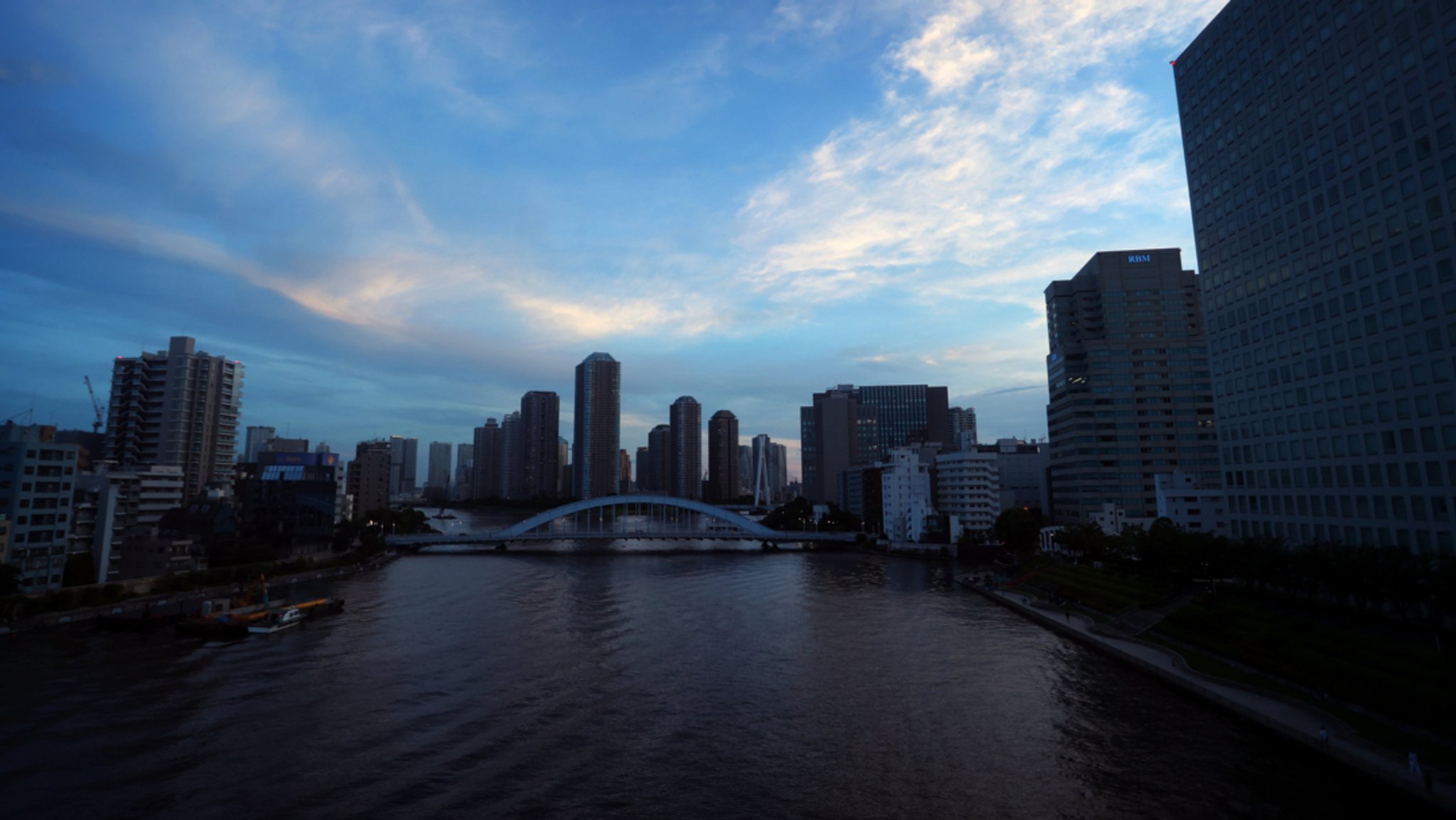 Archivbild: Japan, Tokio: Häuser der Stadt zeichnen sich vor blauem Himmel ab.