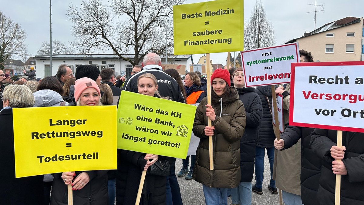 Mit einem Protestzug kämpfen die Bürger für den Erhalt ihres Krankenhauses in Mainburg