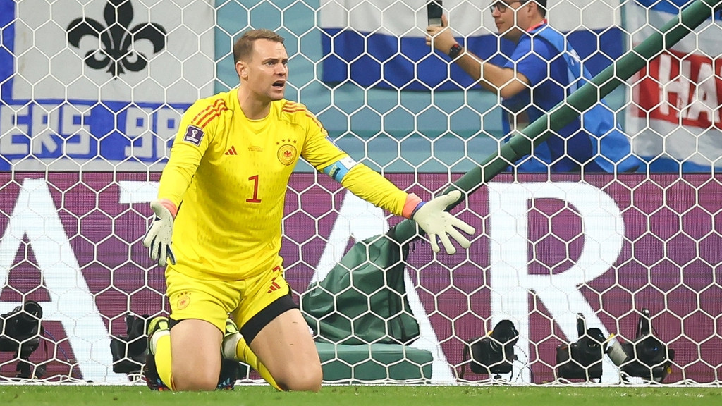 ARCHIV - 01.12.2022, Katar, Al-Chaur,: Fußball, WM 2022 in Katar, Costa Rica · Deutschland, Vorrunde, Gruppe E, Spieltag 3, im Al-Bait Stadion, Deutschlands Torwart Manuel Neuer kniet nach einem Gegentor auf dem Rasen. (zu dpa: «Saison-Aus für DFB-Kapitän Neuer - Unterschenkelbruch bei Skitour») Foto: Christian Charisius/dpa +++ dpa-Bildfunk +++ | Bild: dpa-Bildfunk/Christian Charisius ARCHIV - 01.12.2022, Katar, Al-Chaur,: Fußball, WM 2022 in Katar, Costa Rica · Deutschland, Vorrunde, Gruppe E, Spieltag 3, im Al-Bait Stadion, Deutschlands Torwart Manuel Neuer kniet nach einem Gegentor auf dem Rasen. (zu dpa: «Saison-Aus für DFB-Kapitän Neuer - Unterschenkelbruch bei Skitour») Foto: Christian Charisius/dpa +++ dpa-Bildfunk +++