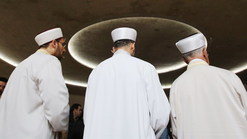 Archivbild: Imame beten mit Gemeindemitgliedern in einer Moschee. | Bild: picture alliance/dpa | Oliver Berg Archivbild: Imame beten mit Gemeindemitgliedern in einer Moschee.