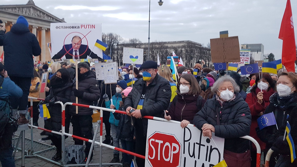 Rund 45.000 Menschen sind auf dem Königsplatz in München zusammengekommen. Bei der Kundgebung für den Frieden und gegen Putins Krieg in der Ukraine sprechen auch Ministerpräsident Söder, Landtagspräsidentin Aigner und der ukrainische Generalkonsul.
