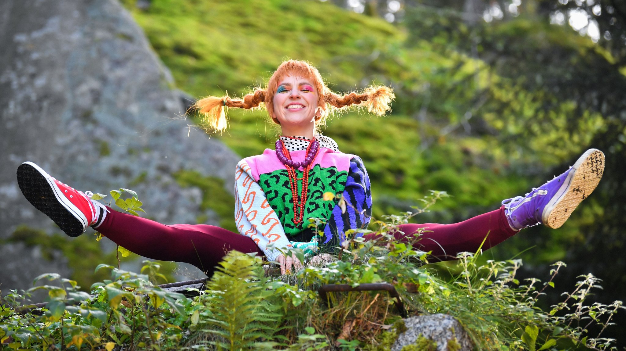 Pippi Langstrumpf sitzt auf einem Felsen der Naturbühne Luisenburg.