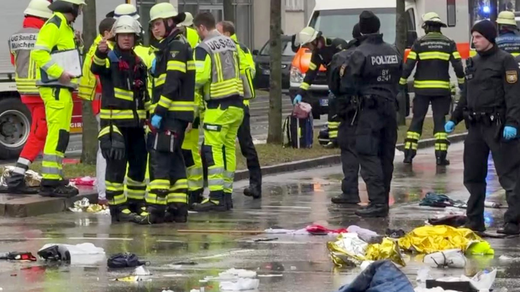 In der Münchner Innenstadt ist ein Fahrzeug in eine Menschengruppe gefahren. Rettungskräfte stehen in der Nähe des Einsatzortes