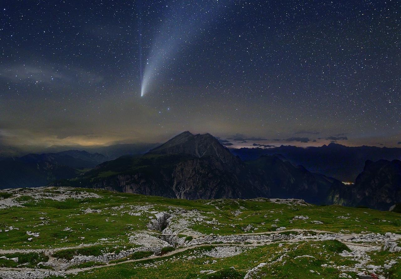 Komet Neowise Ende Juli 2020 am Monte Piano in den Dolomiten, fotografiert von Norbert Scantamburlo
