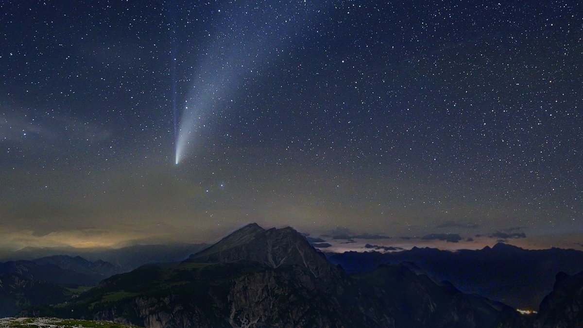 Komet Neowise Ende Juli 2020 am Monte Piano in den Dolomiten, fotografiert von Norbert Scantamburlo