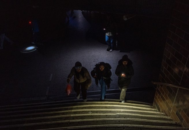 03.01.2026, Berlin: Passanten gehen durch den Bahnhof Wannsee nach einem Stromausfall. | Bild: dpa-Bildfunk/Michael Kappeler 03.01.2026, Berlin: Passanten gehen durch den Bahnhof Wannsee nach einem Stromausfall.