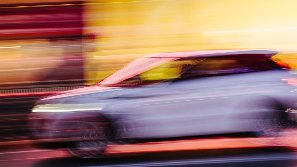 Großes Auto: Ein SUV fährt vorbei | Bild: colourbox.com Großes Auto: Ein SUV fährt vorbei