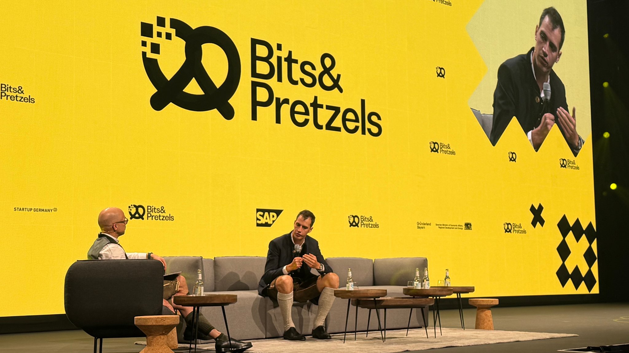 Mistral Gründer Arthur Mensch (r.) im Gespräch mit dem Journalisten Sebastian Mattes | Bild: BR Gabriel Wirth Mistral Gründer Arthur Mensch (r.) im Gespräch mit dem Journalisten Sebastian Mattes